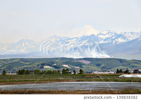 北海道春季山巒與計畫性燃燒產生的煙霧 139838382