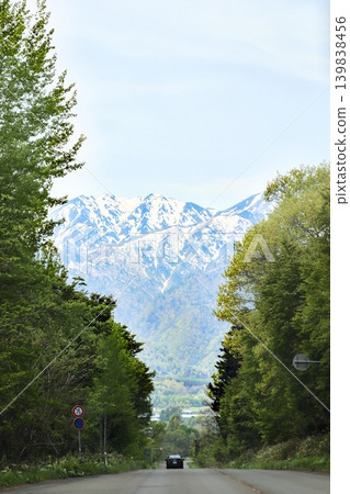 通往北海道雪山的公路沿途風光 139838456