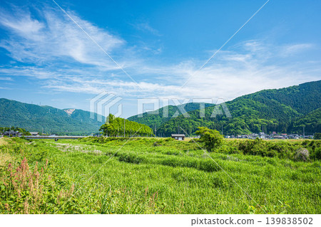 清澈的奇奈川流經琵琶湖鄉村地區,位於滋賀縣高島市牧野町。 清澈的奇奈川流經琵琶湖鄉村地區,位於滋賀縣高島市牧野町。 139838502