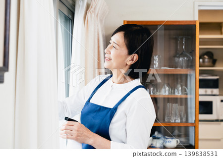 一名女子正在擦窗戶 139838531