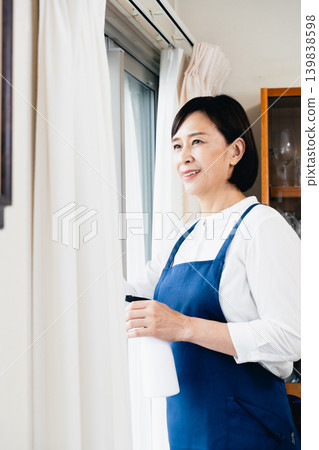 一名女子正在擦窗戶 一名女子正在擦窗戶 139838598