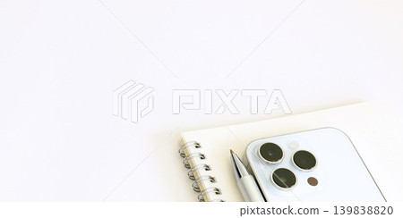 智慧型手機和文具:簡潔的橫向佈局,留有文字空間。 智慧型手機和文具:簡潔的橫向佈局,留有文字空間。 139838820