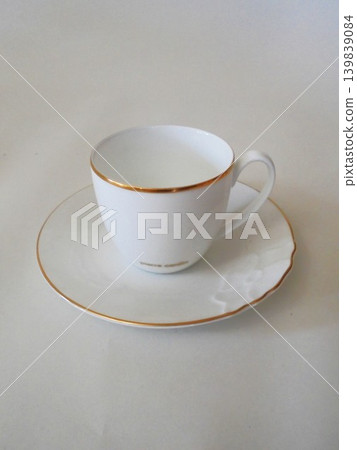Gold-lined coffee cup and saucer (vertical) 139839084