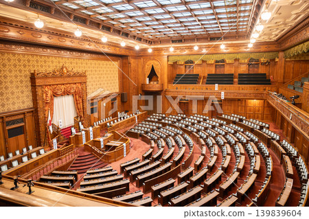 國會議事堂:參議院主會議廳莊嚴嚴肅穆的內部景象。 國會議事堂:參議院主會議廳莊嚴嚴肅穆的內部景象。 139839604