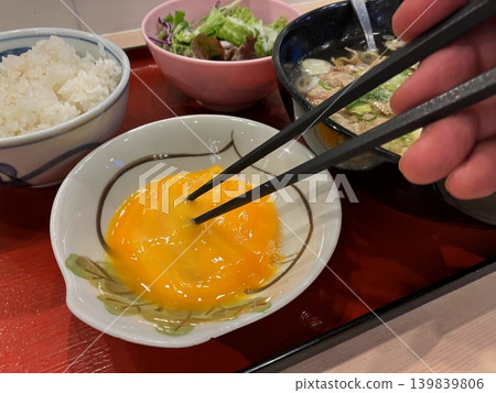 用筷子打散生雞蛋。 用筷子打散生雞蛋。 139839806