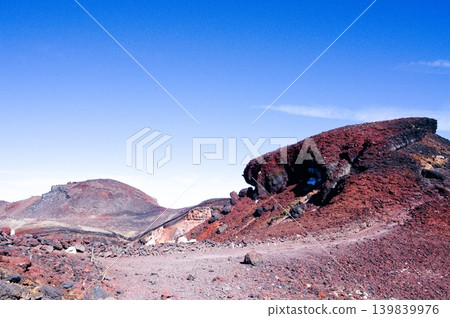 沿著火山口邊緣行走:一次非凡的健行體驗。 沿著火山口邊緣行走:一次非凡的健行體驗。 139839976
