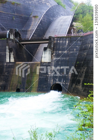 The dynamic water release from Futai Dam and the scenery of fresh greenery The dynamic water release from Futai Dam and the scenery of fresh greenery 139839980