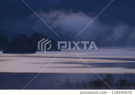 Lake Akimoto shrouded in morning mist Lake Akimoto shrouded in morning mist 139840070