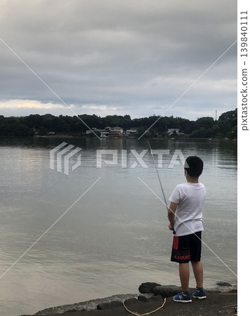 一個男孩釣魚 一個男孩釣魚 139840111