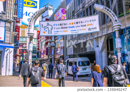 日本東京,5月19日。澀谷中心大街。早高峰通勤。亂丟垃圾會被罰款……亂丟垃圾……處罰 日本東京,5月19日。澀谷中心大街。早高峰通勤。亂丟垃圾會被罰款……亂丟垃圾……處罰 139840247