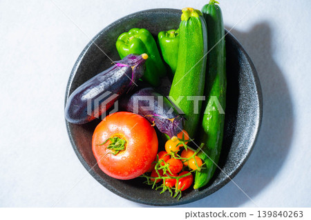 各種新鮮、帶露水的夏季蔬菜：番茄、茄子、黃瓜、西葫蘆和辣椒 139840263