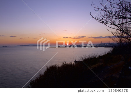 從古石壁公園眺望播磨海和液化天然氣儲槽的日落 139840278
