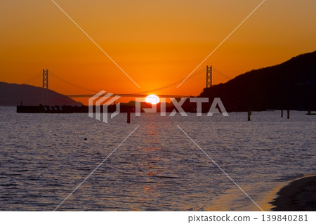 Akashi Kaikyo Bridge and sunset (from Suma Beach) Akashi Kaikyo Bridge and sunset (from Suma Beach) 139840281