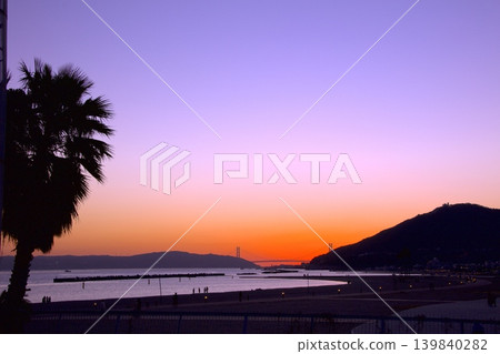 夕陽餘暉灑在須磨海灘和明石海峽大橋上。 夕陽餘暉灑在須磨海灘和明石海峽大橋上。 139840282