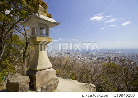 北倉神社的石燈籠「灘之一盞」和大阪灣的景色。 北倉神社的石燈籠「灘之一盞」和大阪灣的景色。 139840290