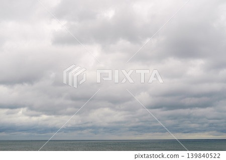 陰天下的極簡主義海景 139840522