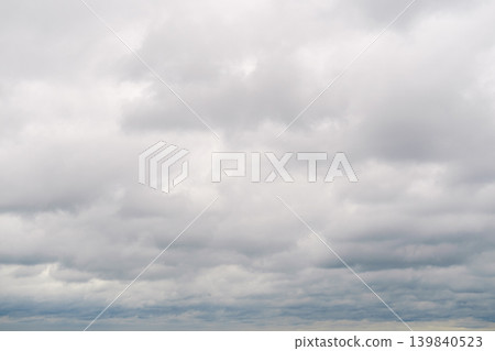 層層疊疊的雲層籠罩著廣闊的天空。 139840523