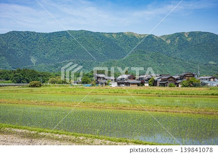 滋賀縣高島市牧野町奧琵琶湖寧靜的鄉村景色 滋賀縣高島市牧野町奧琵琶湖寧靜的鄉村景色 139841078