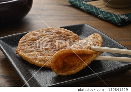 Wetting rice cracker Wetting rice cracker 139841229