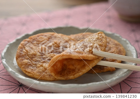 Wetting rice cracker Wetting rice cracker 139841230