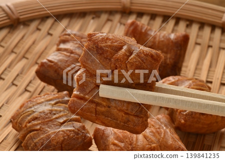 Wet garnish Wet garnish 139841235