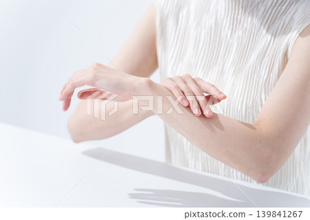 女人在手臂上塗防曬霜 139841267