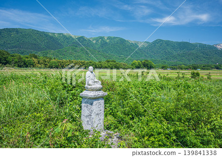 位於滋賀縣高島市牧野町奧琵琶湖鄉村地區的路邊佛像 139841338
