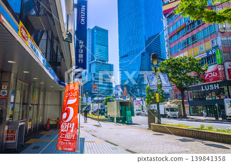 通往東京都市景觀的夢想之門…一幅宣傳5億日圓「夢想巨無霸」彩券的橫幅在風中飄揚。背景是澀谷站。 139841358