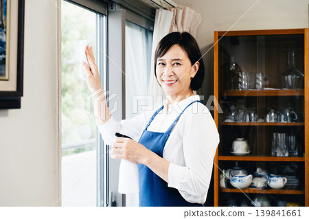 一名女子正在擦窗戶 139841661