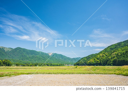 滋賀縣高島市牧野町奧琵琶湖寧靜的鄉村景色 滋賀縣高島市牧野町奧琵琶湖寧靜的鄉村景色 139841715