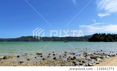 The crystal-clear emerald green sea of Yagaji Island, Nago City, Okinawa Prefecture The crystal-clear emerald green sea of Yagaji Island, Nago City, Okinawa Prefecture 139841773
