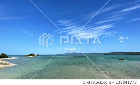 The crystal-clear emerald green sea of Yagaji Island, Nago City, Okinawa Prefecture The crystal-clear emerald green sea of Yagaji Island, Nago City, Okinawa Prefecture 139841778