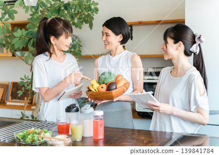 在烹飪課/烹飪學校教授烹飪的女教練和女學生 在烹飪課/烹飪學校教授烹飪的女教練和女學生 139841784