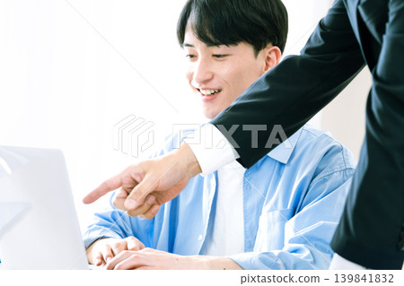 一位年輕人正在接受老闆的指示 139841832