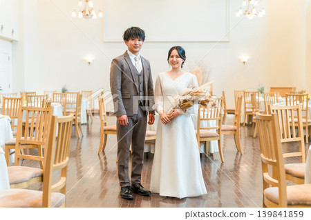 新郎新娘手捧花束進入婚禮場地及宴會廳。 139841859