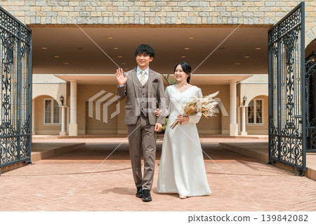 新郎新娘走過婚禮場地(入口、婚禮、亞洲風格) 新郎新娘走過婚禮場地(入口、婚禮、亞洲風格) 139842082