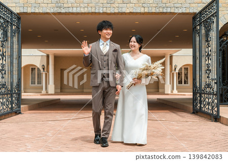 新郎新娘走過婚禮場地(入口、婚禮、亞洲風格) 新郎新娘走過婚禮場地(入口、婚禮、亞洲風格) 139842083