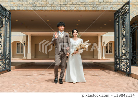 新郎新娘走過婚禮場地(入口、婚禮、亞洲風格) 新郎新娘走過婚禮場地(入口、婚禮、亞洲風格) 139842134