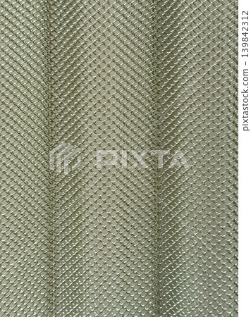 Close view of metal mesh with diamond pattern used in construction or decoration in a building environment during daylight Close view of metal mesh with diamond pattern used in construction or decoration in a building environment during daylight 139842312