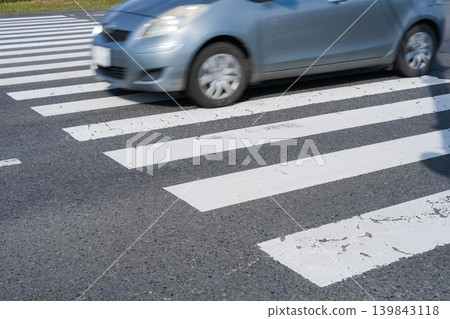 汽車駛過行人穿越道 139843118
