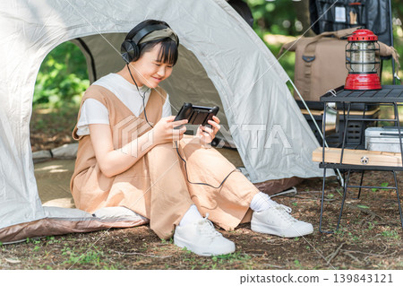 Couple and children playing games at family camp (Family/Travel) Couple and children playing games at family camp (Family/Travel) 139843121