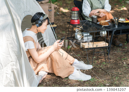 Couple and children playing games at family camp (Family/Travel) Couple and children playing games at family camp (Family/Travel) 139843207