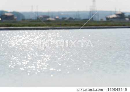 池塘水面在陽光下波光粼粼。 139843346