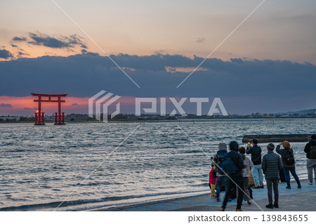 View of the red torii gates of Benten Island before sunset in Hamamatsu City (Shizuoka Prefecture) View of the red torii gates of Benten Island before sunset in Hamamatsu City (Shizuoka Prefecture) 139843655