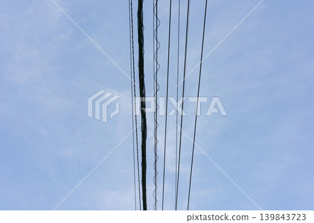 藍天和輸電線 藍天和輸電線 139843723