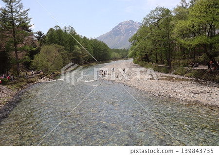 上高地、清澈的梓川和燒岳 上高地、清澈的梓川和燒岳 139843735