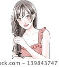 一位女士正在擰乾頭髮上的水。 一位女士正在擰乾頭髮上的水。 139843747