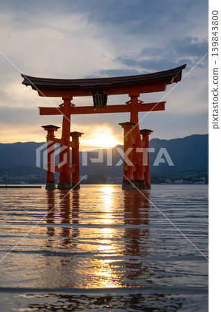 Famous red torii gate of Itsukushima shrine at sunset in Miyajima, Japan 139843800