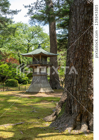 Traditional toro lantern in Kenroku-en garden, Kanazawa, Japan Traditional toro lantern in Kenroku-en garden, Kanazawa, Japan 139843805