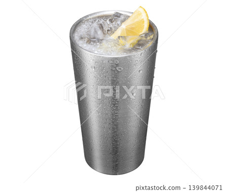 檸檬酸飲料倒入不銹鋼杯中 檸檬酸飲料倒入不銹鋼杯中 139844071
